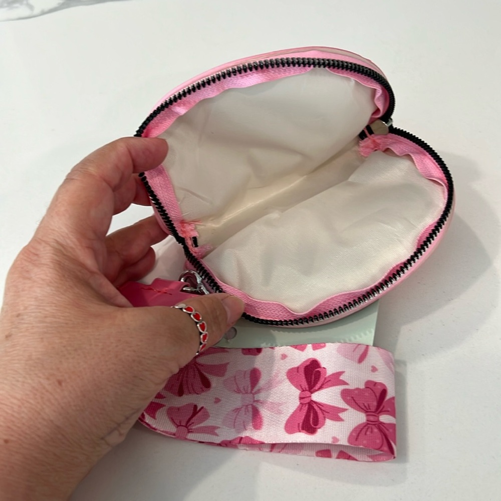 Cute.BOW🎀🎀 Wristlet..🎀 - Picture 2 of 16